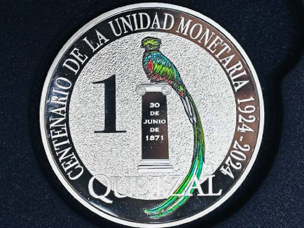 Banguat presenta moneda conmemorativa de Q1 hecha de plata
