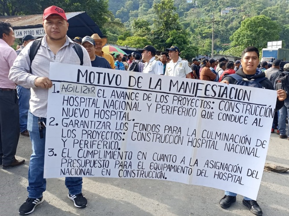 Bloquean carretera para exigir que terminen de construir el hospital distrital