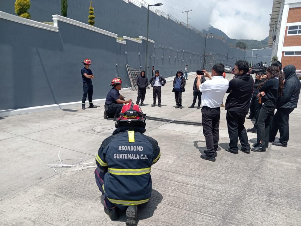 Bomberos capacitan a trabajadores sobre primeros auxilios