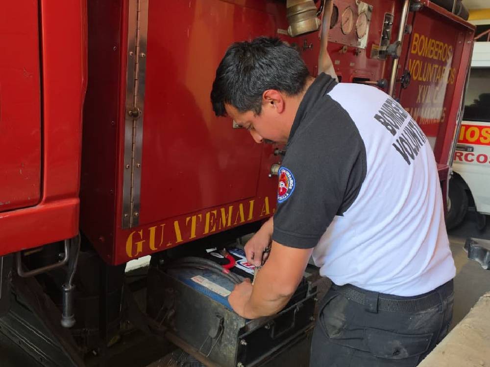 Bomberos compran nuevas baterías para unidad contra incendio luego de hurto