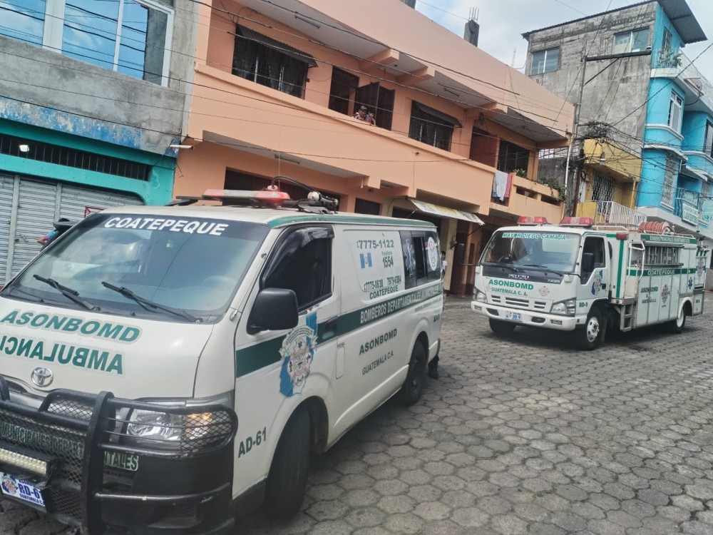 Bomberos controlan conato de incendio en negocio y atienden a una persona con quemaduras