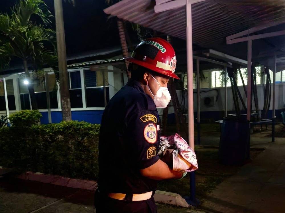 Bomberos de La Blanca asisten nacimiento dentro de una ambulancia