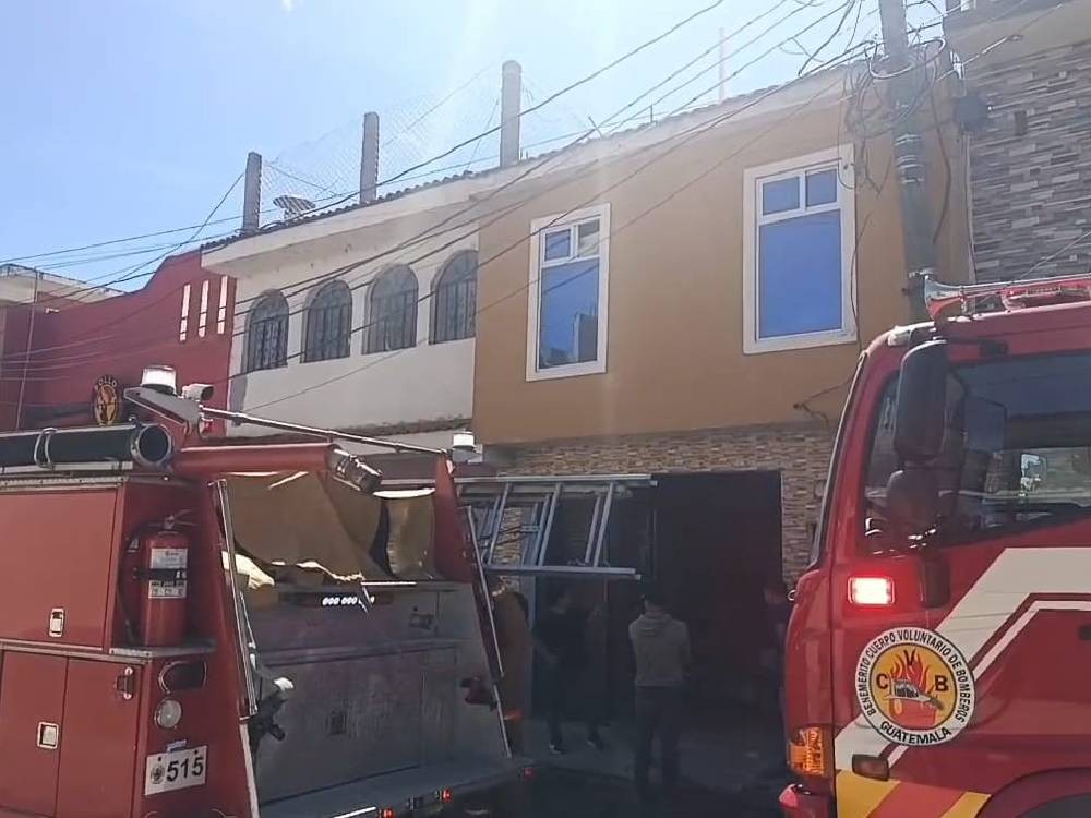Bomberos evitan mayores pérdidas tras incendio en vivienda