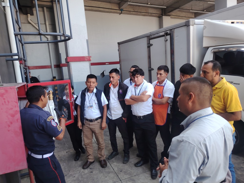 Bomberos fortalecen medidas de prevención y seguridad en Centro Comercial