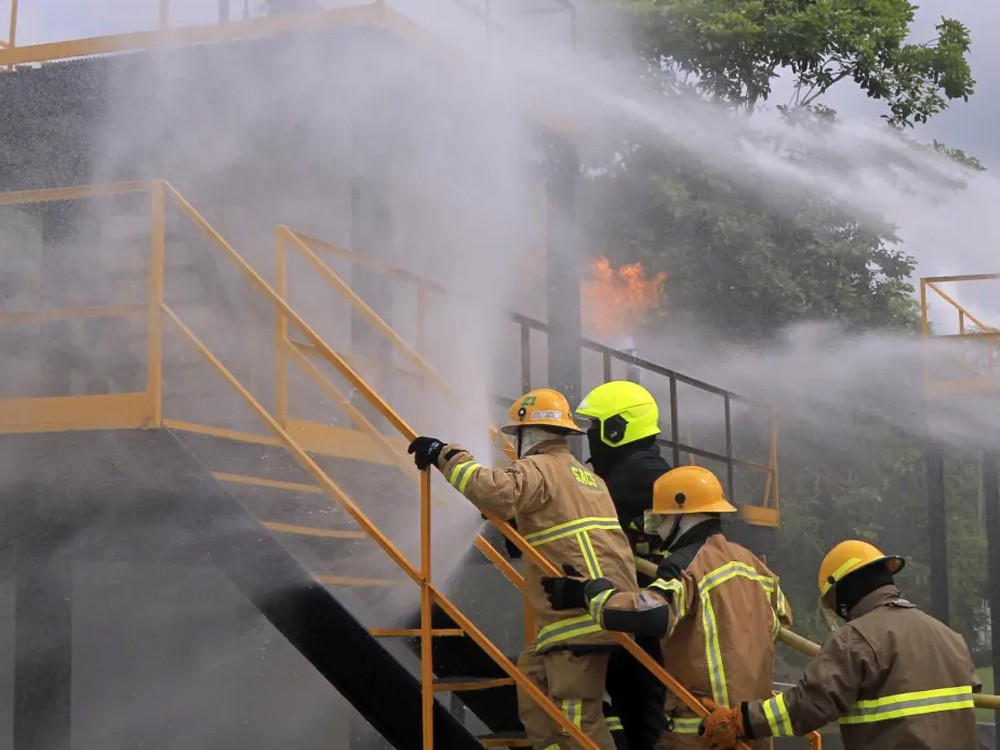 Bomberos latinoamericanos se entrenan ante riesgos industriales 