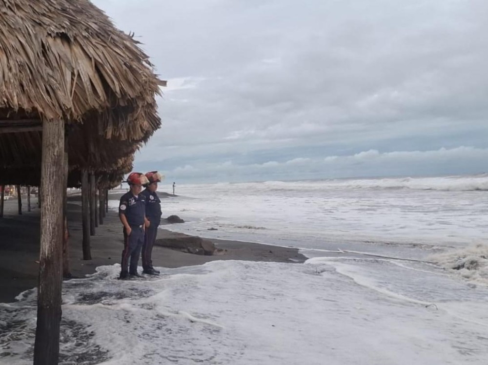Bomberos monitorean alto oleaje en Isla El Tular, La Blanca, San Marcos