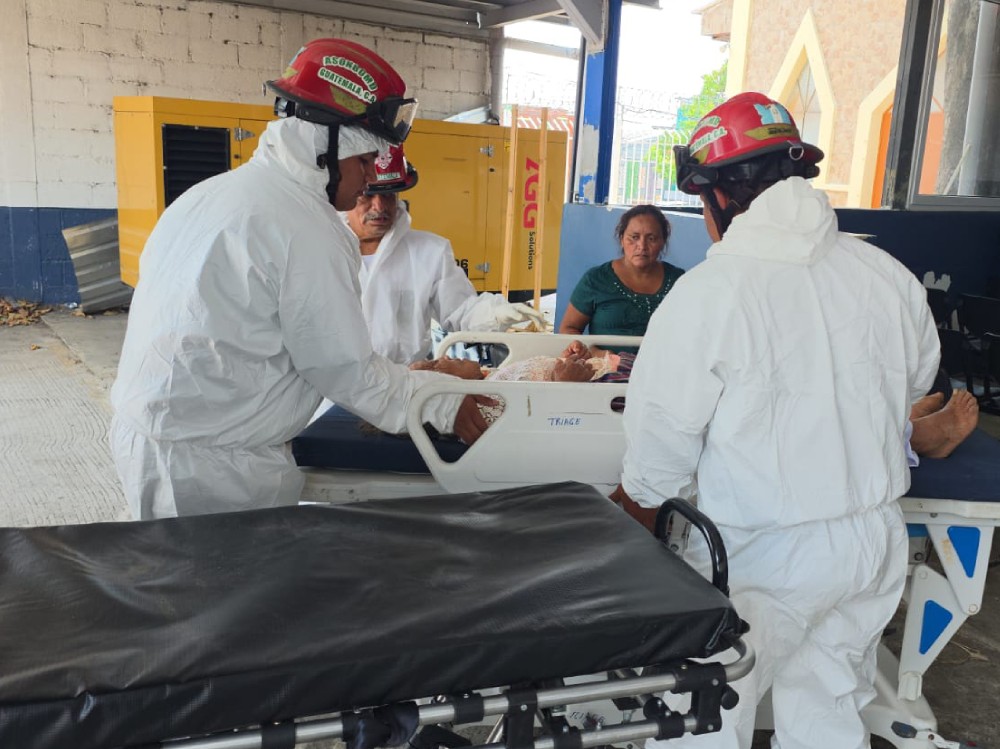 Bomberos Municipales de Cuyotenango rescatan a una familia tras sufrir ataque de abejas