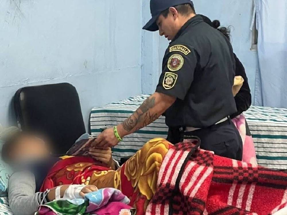 Bomberos Municipales de San Marcos llevan alegría a niños de Pediatría del Hospital Regional