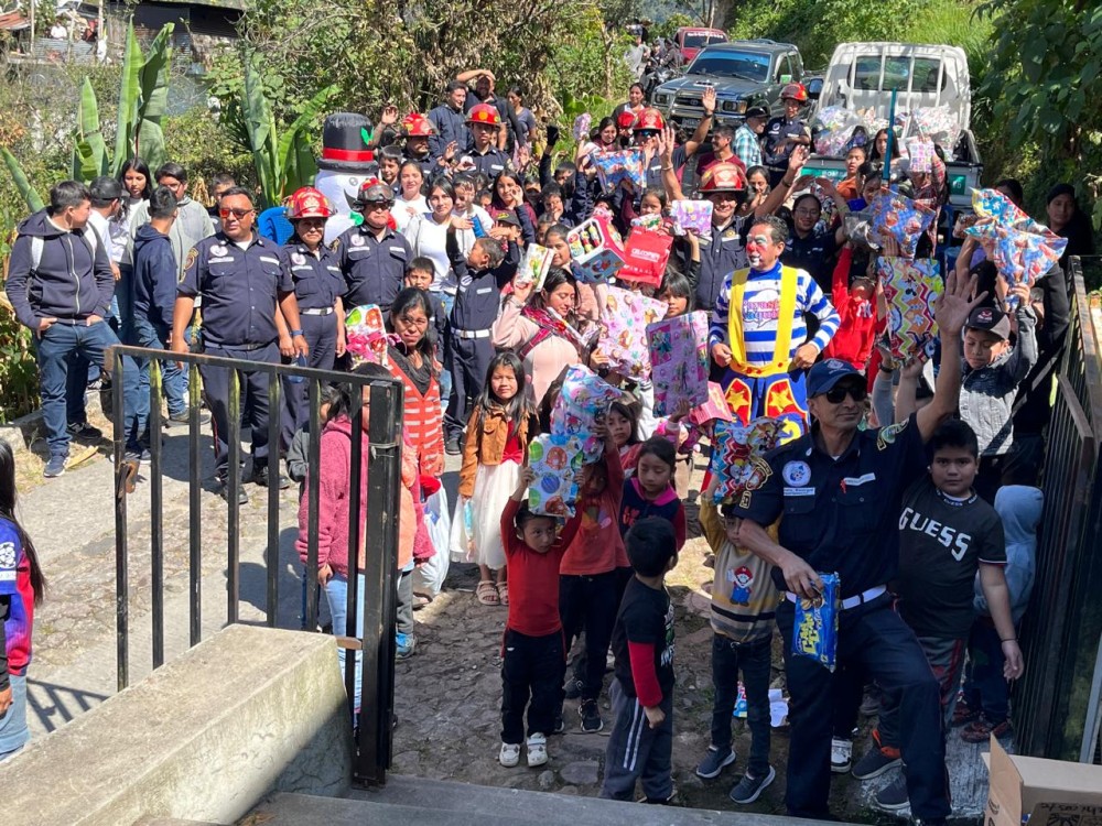 Bomberos Municipales llevan alegría a niños de la aldea Chim, San Pedro Sacatepéquez 