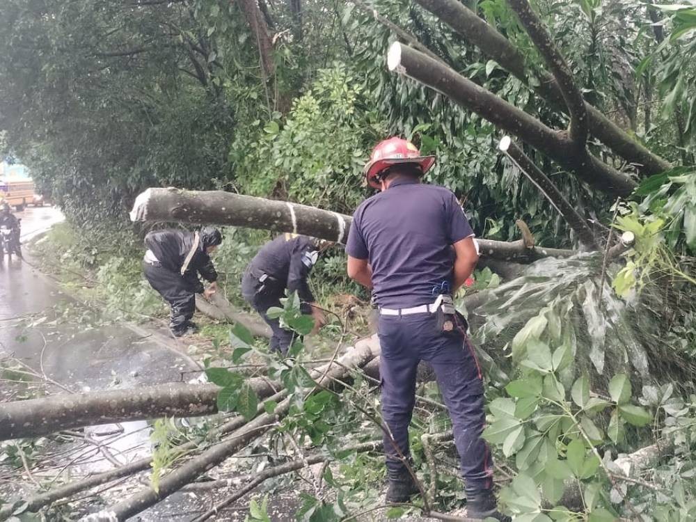 Bomberos denuncian ser víctimas de insultos 
