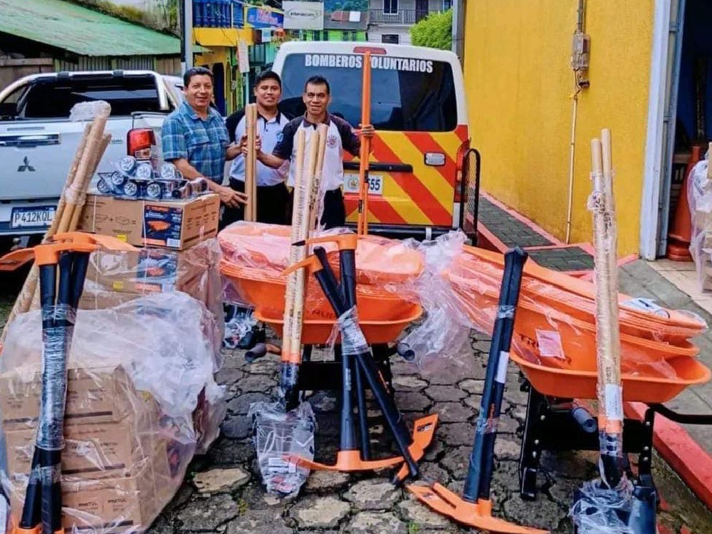 Bomberos reciben herramientas para atender emergencias 