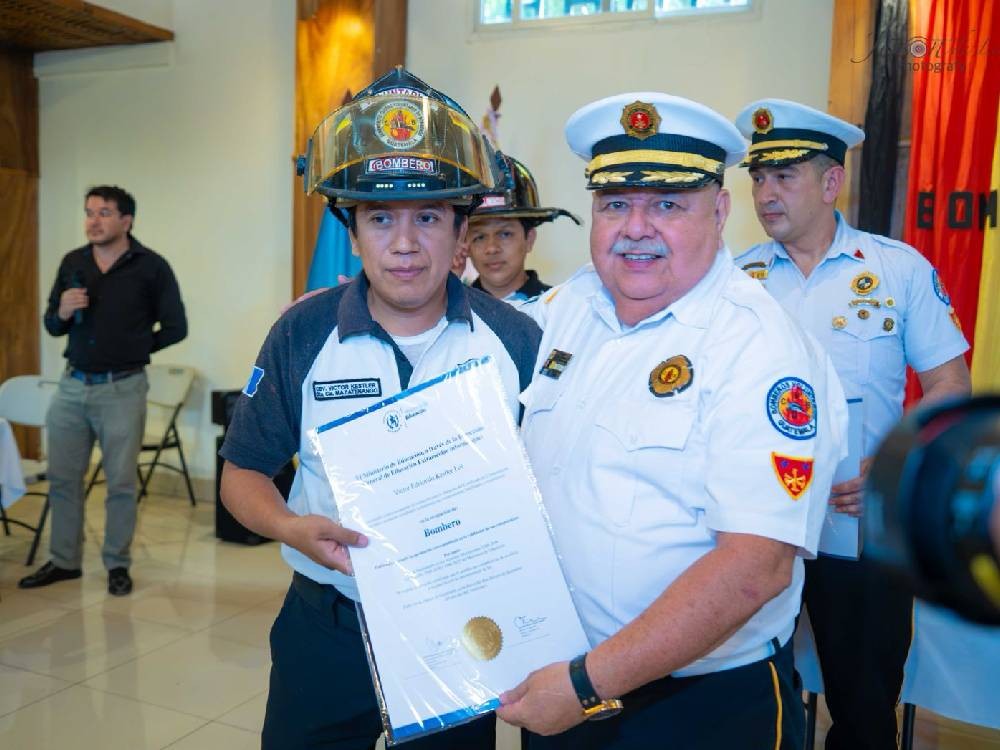 Bomberos Voluntarios de la Región Sur reciben certificación ocupacional del Ministerio de Educación
