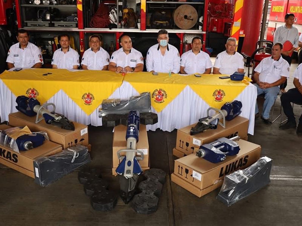 Bomberos Voluntarios del municipio de la Esperanza, reciben equipo hidráulico "Quijada de la Vida"