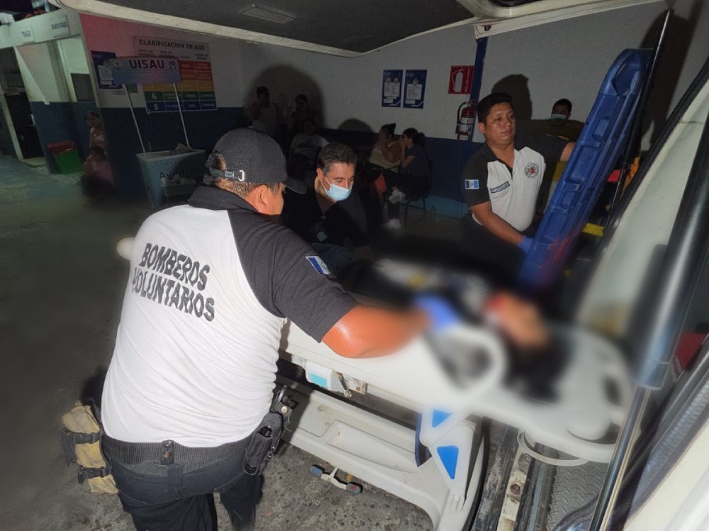 Brutal accidente de tránsito deja a un motorista gravemente herido en Santo Domingo Suchitepéquez
