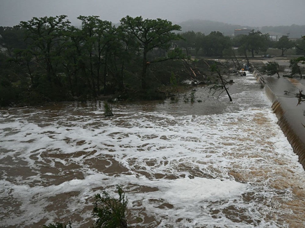 Buscan a desaparecidos tras inundaciones en Texas que dejan al menos 59 muertos