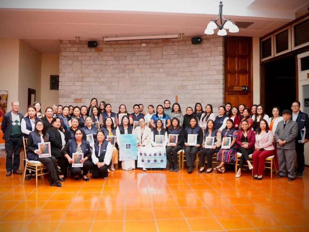Buscan mejorar atención a personas con discapacidad auditiva en Quetzaltenango y Totonicapán