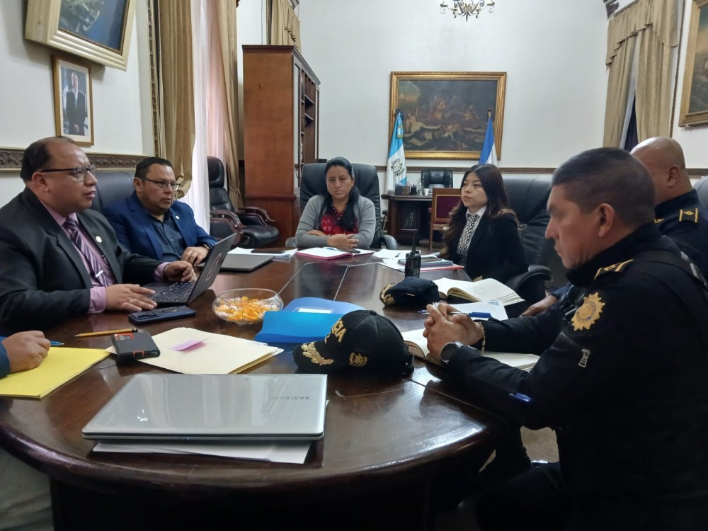 Buscarán mejorar condiciones de agentes policiales para reforzar la seguridad 