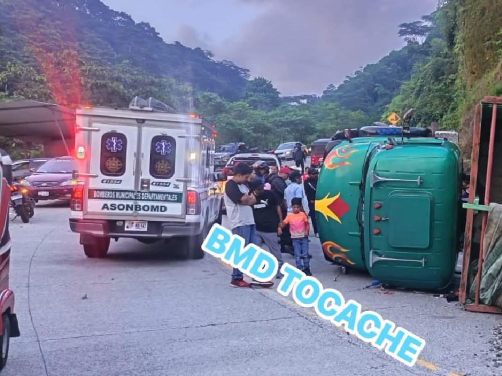 Camión cargado de piedrín vuelca en la Vuelta de la Marimba y deja tres personas heridas rumbo a Tajumulco, San Marcos
