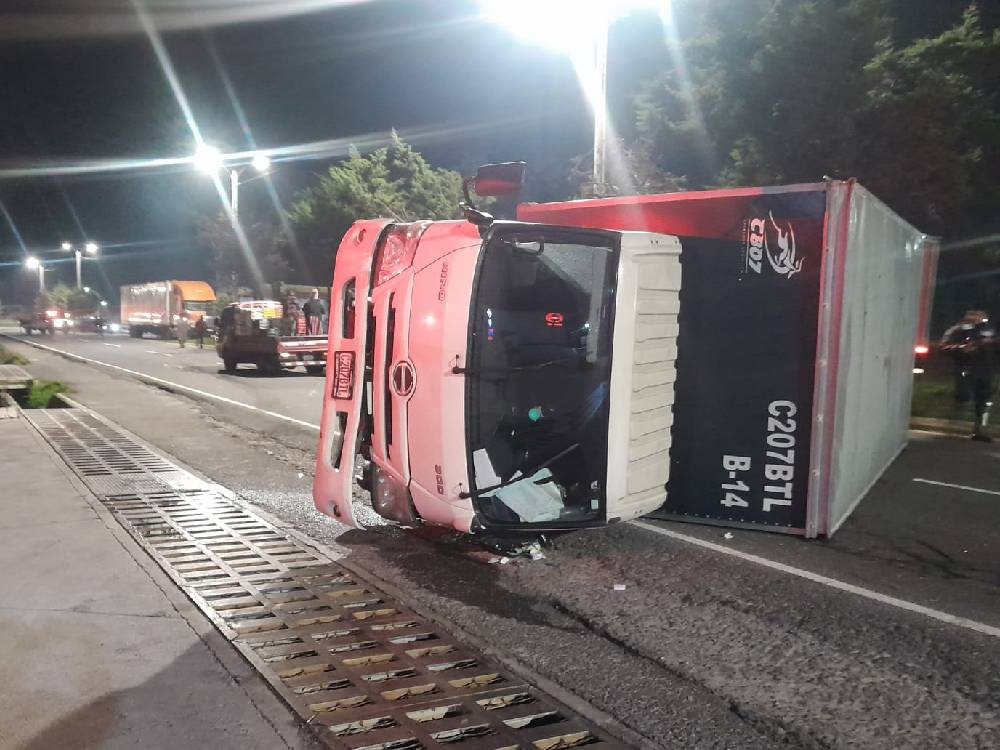 Camión vuelca en Salcajá; piloto resulta ileso 