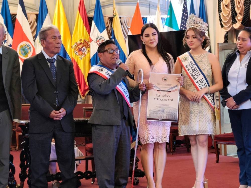 Candelario Velásquez es investido como Abuelito Alcalde por un Día en Quetzaltenango