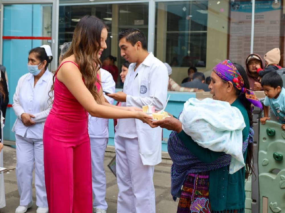 Candidatas a Señorita Quetzaltenango conviven con pacientes y familiares en el HRO