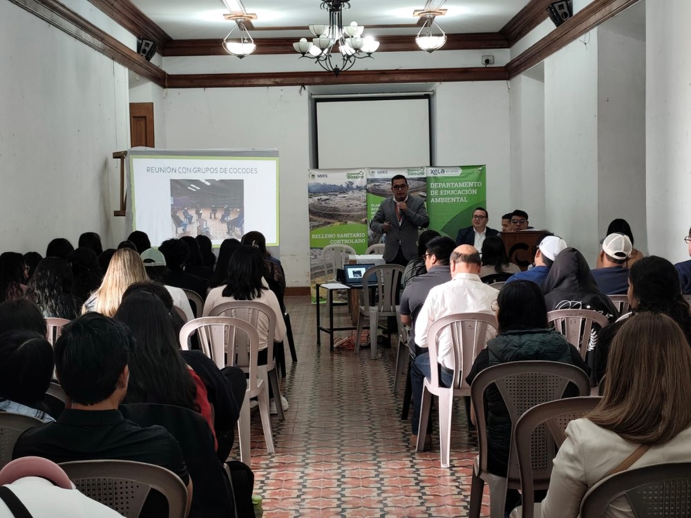 Capacitan a estudiantes del Cunoc en manejo adecuado de residuos sólidos