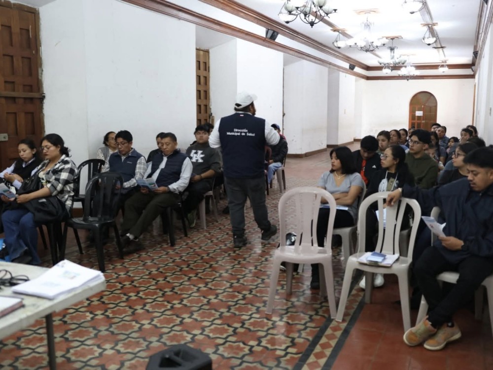 Capacitan a vendedores de mercados sobre manipulación adecuada de alimentos