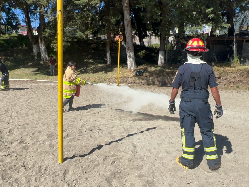 Capacitan a vendedores de pirotecnia en San Marcos en el uso adecuado de extintores