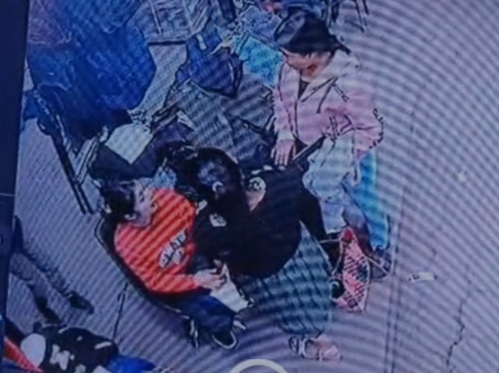 VIDEO | Captan a tres mujeres señaladas de hurto en mercado Minerva de Quetzaltenango