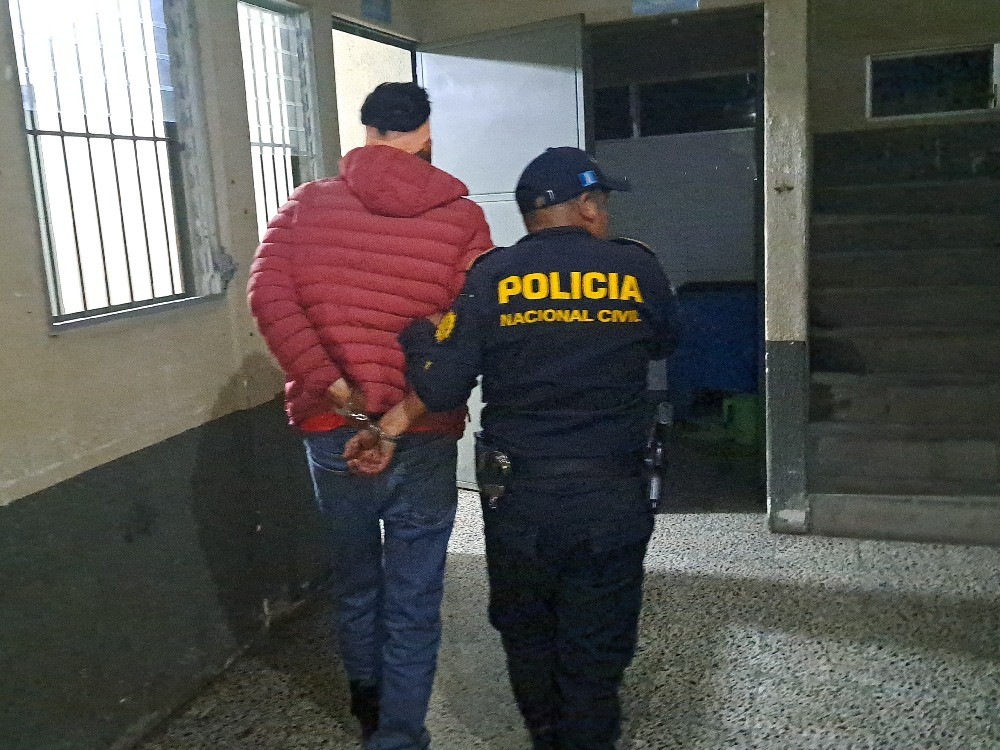 Capturado con arma de fuego ilegal y por disparar sin justificación