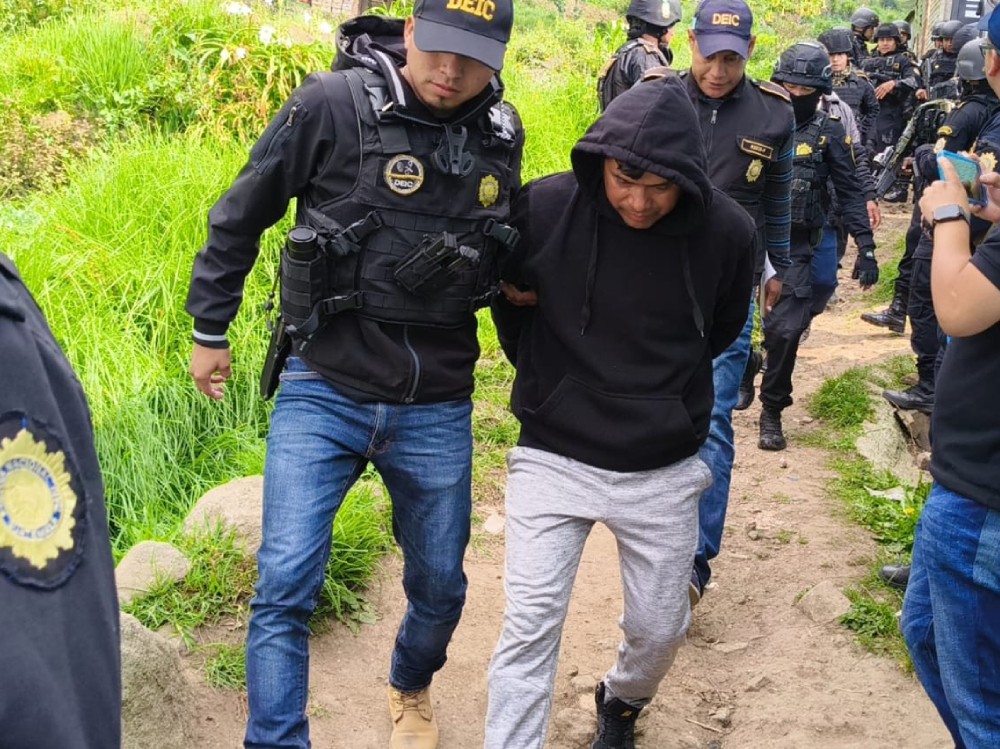 Capturado por actividades sexuales remuneradas y posesión de material pornográfico de menores de edad