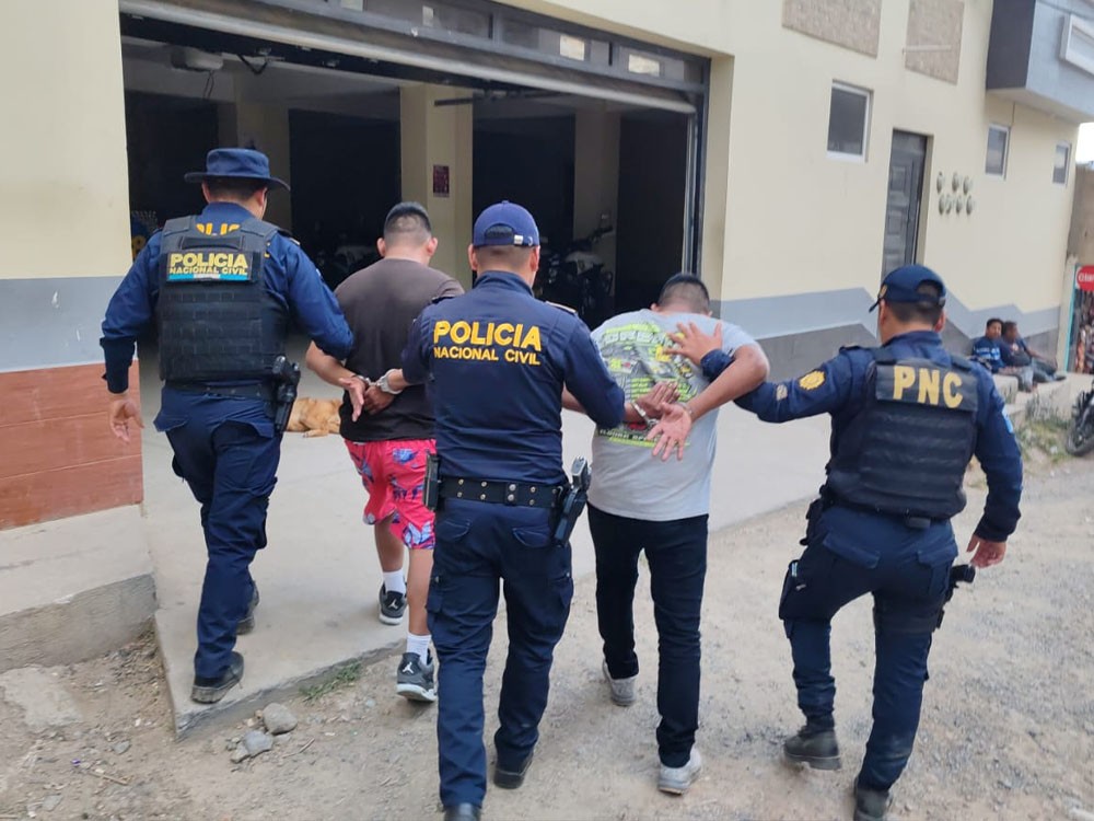 Capturan a dos hombres señalados de agredir sexualmente a menor