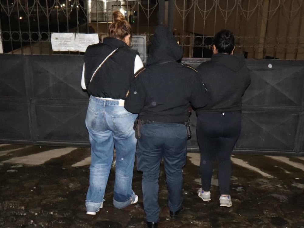 Capturan a dos mujeres por robo de mercadería en Xela 