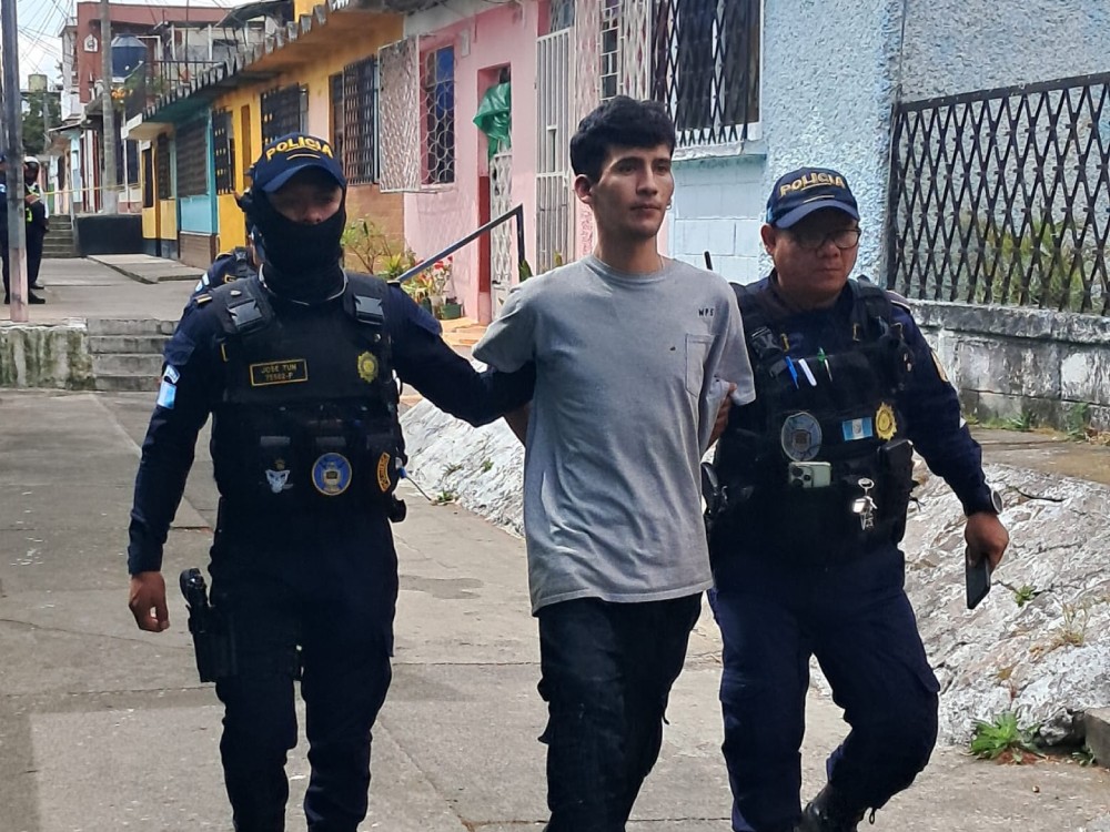 Capturan a dos presuntos integrantes del Barrio 18 tras atacar a policías en Mixco