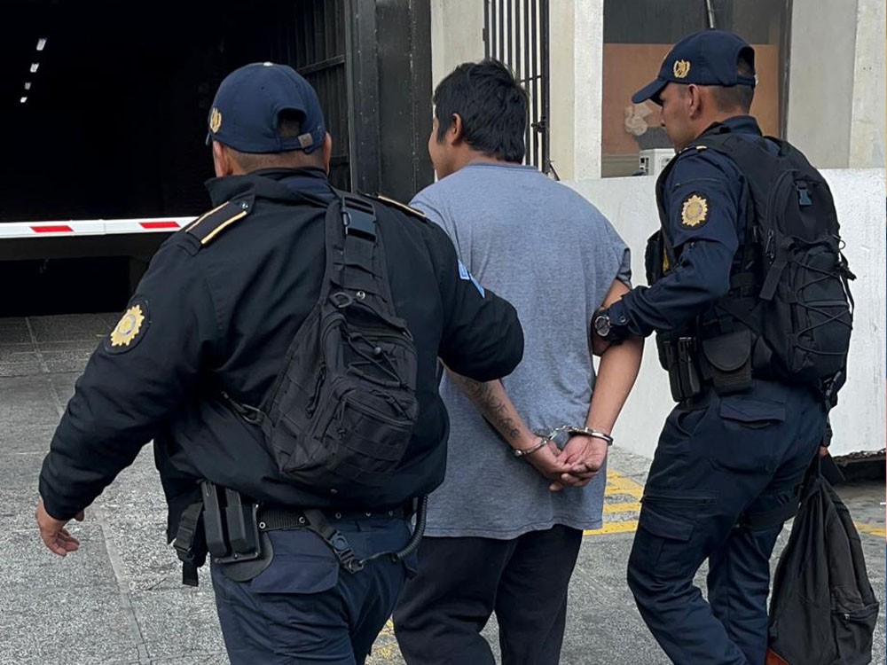 Capturan a hombre por acosar a una mujer en el Transmetro