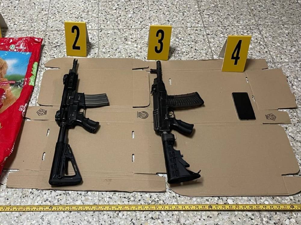 Capturan a hombre que portaba armas robadas en un centro comercial de Coatepeque