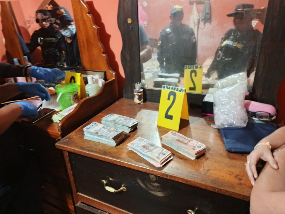 Capturan a mujer en allanamiento e incautan Q111 mil, presuntamente producto de la venta de droga