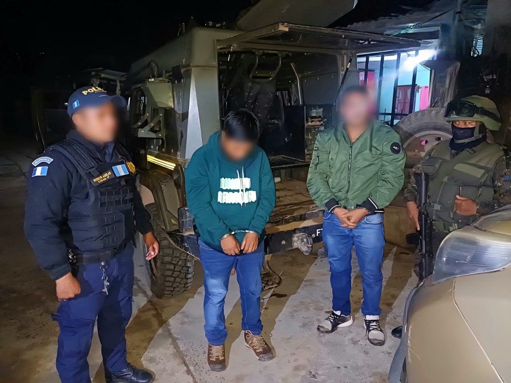 Capturan en Huehuetenango a dos hombres que viajaban en una camionetilla robada en la capital 