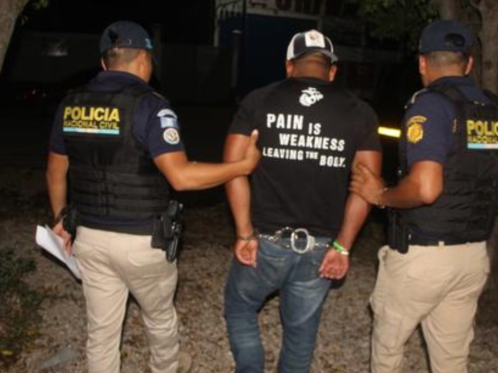 Cárcel y multa para hombre que rayó con una piedra el Templo II de Tikal en Petén