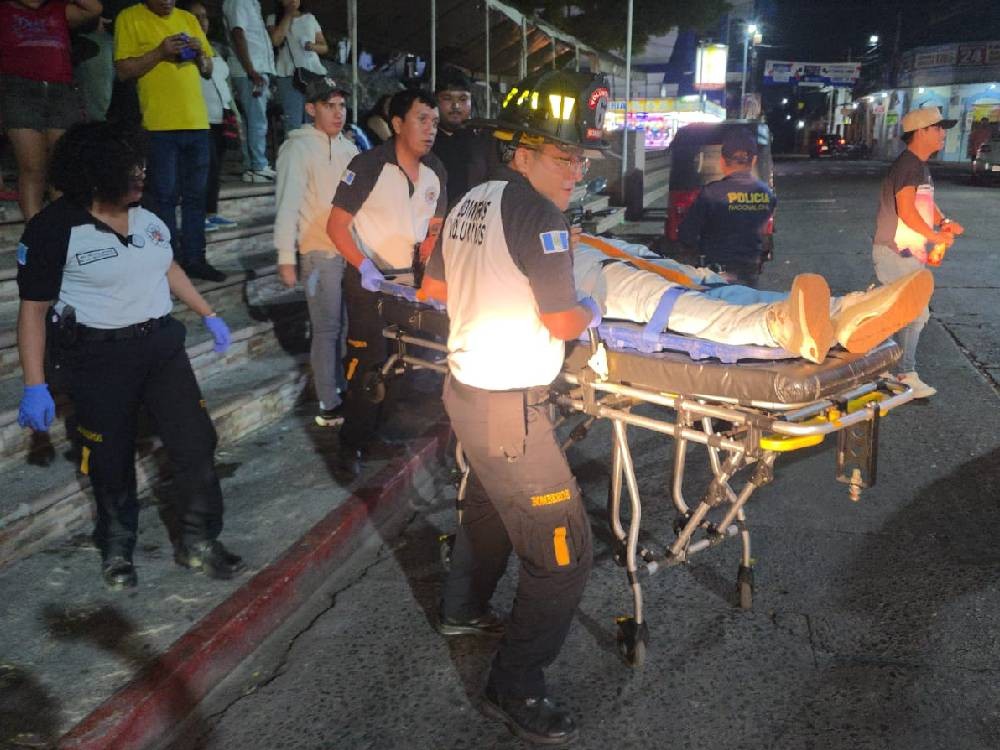 Carrera clandestina deja a joven motorista en estado crítico