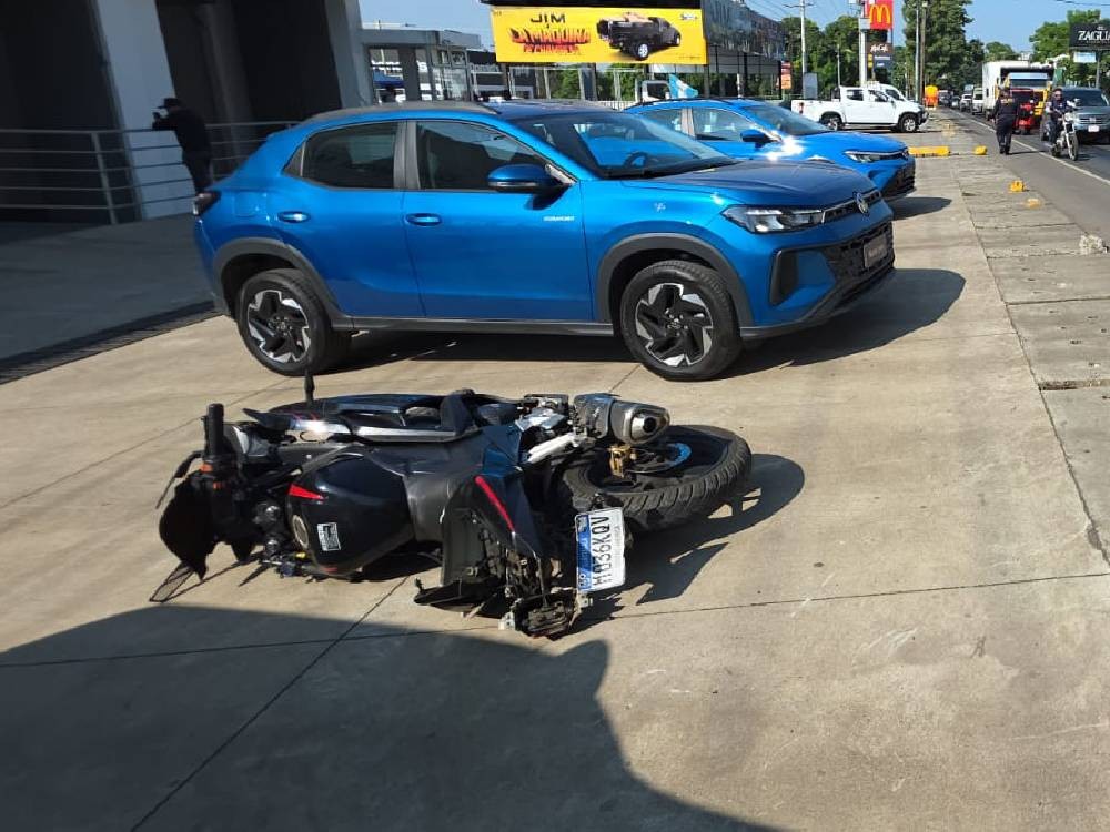 Casco le salva la vida: motorista sobrevive a accidente en la ruta CA-2