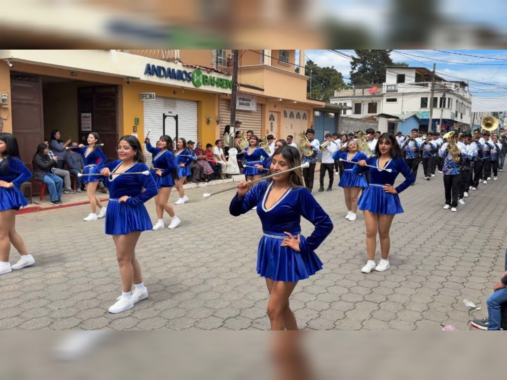 Celebran desfile por feria patronal en La Esperanza
