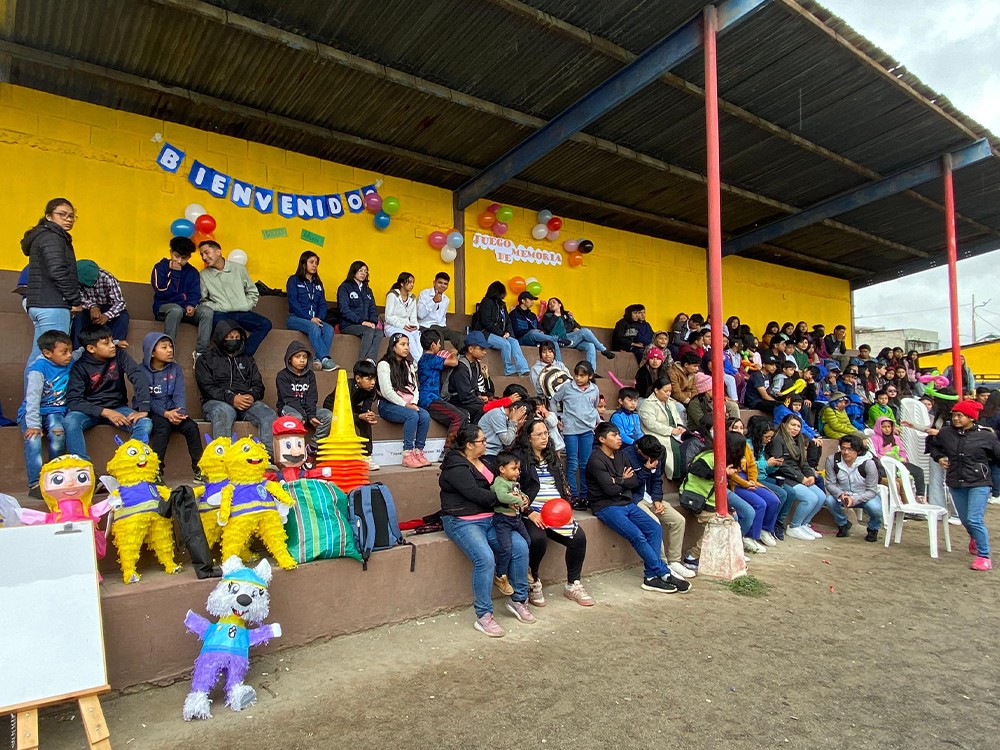 Celebran día del niño con menores que se dedican a la economía informal 