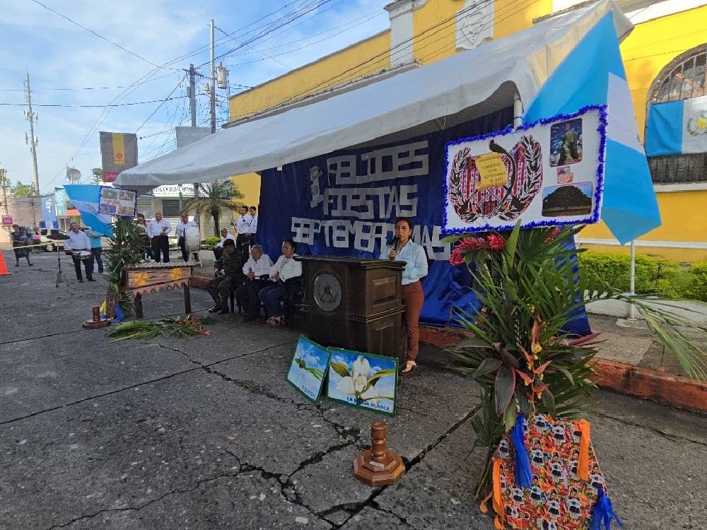 Celebran las fiestas patrias con un acto cívico frente a Gobernación de Mazatenango