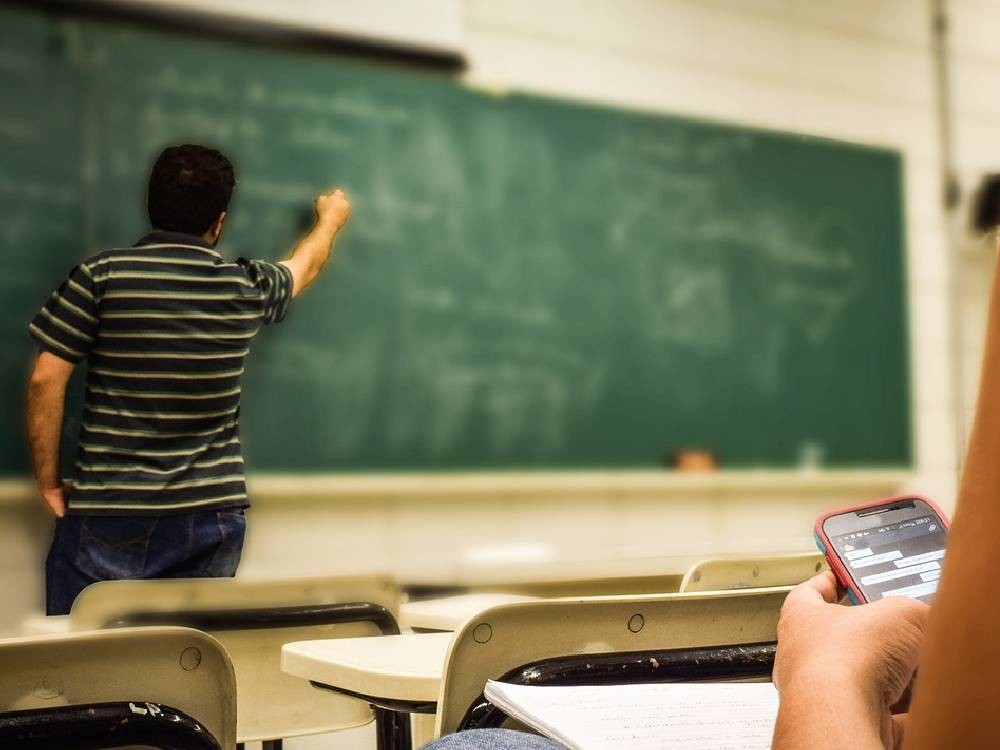 Celular: el principal distractor en estudiantes del nivel primario