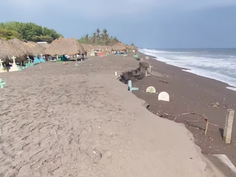 Cementerio de Iztapa es arrastrado por el mar 