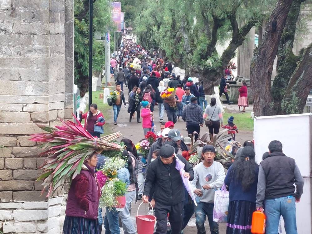 Cementerio General de Xela recibe a miles de visitantes 