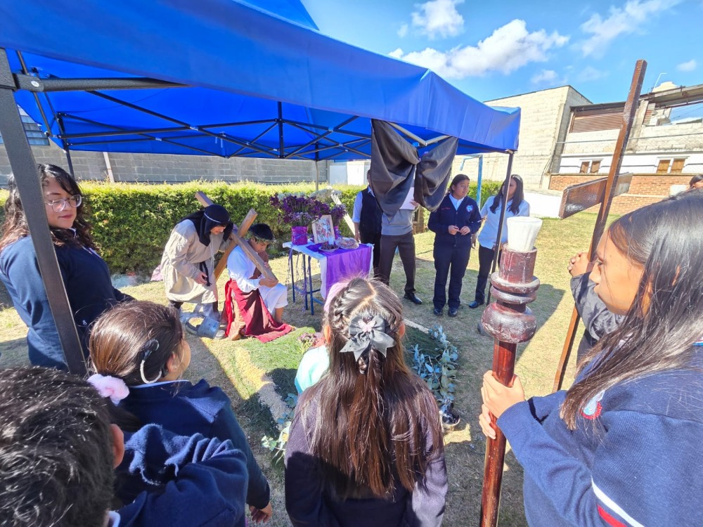 Centro Educativo para Niños Sordos conmemora la Semana Santa con emotivo viacrucis