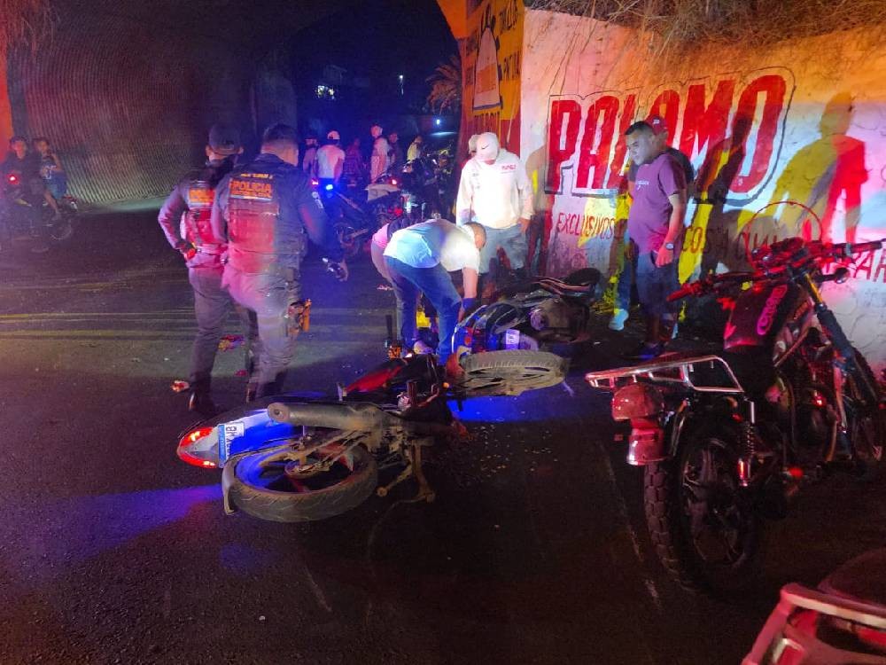 Choque frontal de motocicletas en Mazatenango deja dos heridos de gravedad