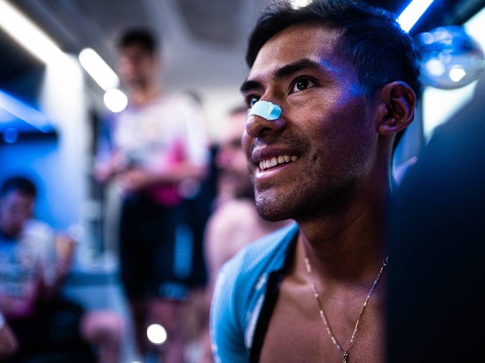 Ciclista guatemalteco Sergio Chumil abandona la Vuelta a España tras sufrir una fuerte caída